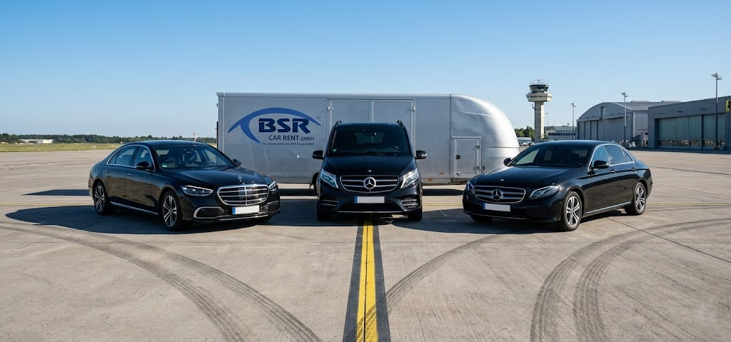 Kurier beim Telefonieren im Auto